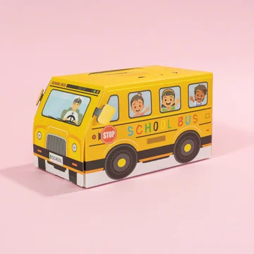 분홍 배경에 놓인 노란 스쿨버스 모양 구디백